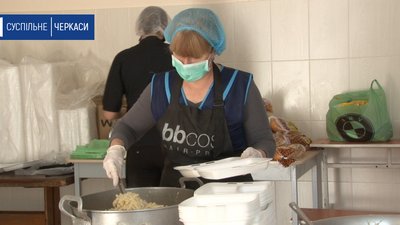 Гарячі обіди отримують багатодітні родини Черкас Гарячі обіди отримують багатодітні родини Черкас