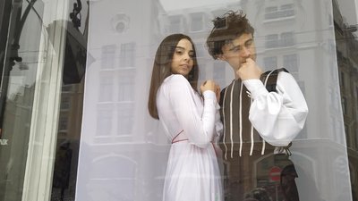 "Жива афіша": актори львівського театру запрошують глядачів через вітрину "Жива афіша": актори львівського театру запрошують глядачів через вітрину