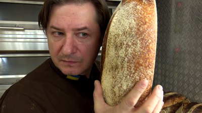 Випікає крафтовий хліб за французьким рецептом. Денис Крамаренко. СУСПІЛЬНЕ | ЛЮДИ Випікає крафтовий хліб за французьким рецептом. Денис Крамаренко. СУСПІЛЬНЕ | ЛЮДИ