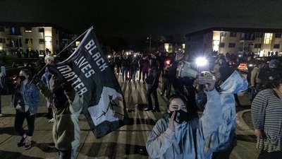 У Міннеаполісі сталися протести після того, як поліцейський застрелив темношкірого хлопця