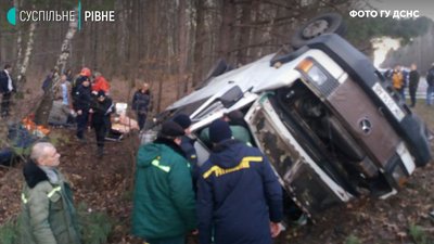 На Рівненщині легковик та маршрутка після зіткнення злетіли з траси, є травмовані