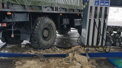 На Харківщині вантажівка врізалась у заправку На Харківщині вантажівка врізалась у заправку