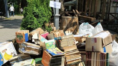 Акція "Російську літературу на макулатуру" у Луцьку