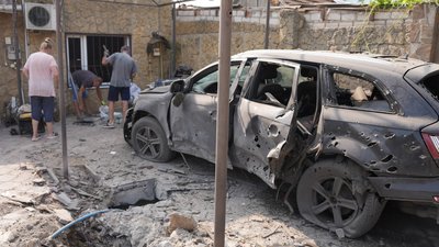 "Я хочу, щоб цей уламок потрапив туди, звідки він прилетів". Очевидці розповіли про наслідки обстрілів у Херсоні "Я хочу, щоб цей уламок потрапив туди, звідки він прилетів". Очевидці розповіли про наслідки обстрілів у Херсоні