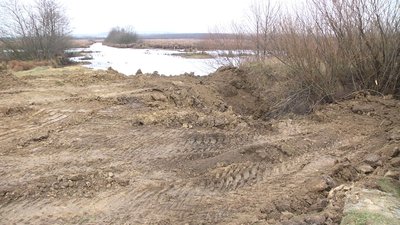 За тиждень відновили дамбу і перекрили шлюзи. Фото: Суспільне Поділля За тиждень відновили дамбу і перекрили шлюзи. Фото: Суспільне Поділля