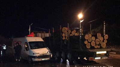 На Тернопільщині під час зливи зіткнулися чотири автомобілі. Один з водіїв загинув На Тернопільщині під час зливи зіткнулися чотири автомобілі. Один з водіїв загинув