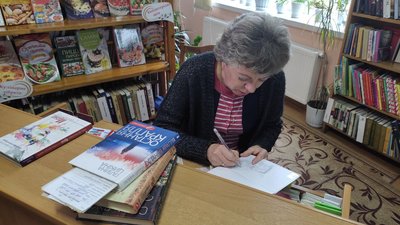На Волині бібілотекарі розносять книги по домівка читачів