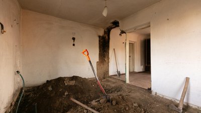 Початковий етап ремонту у будинку для сім’ї ВПО на Хмельниччині Початковий етап ремонту у будинку для сім’ї ВПО на Хмельниччині