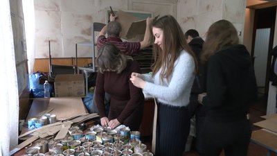 Черкаські волонтери виготовляють окопні свічки для української армії Черкаські волонтери виготовляють окопні свічки для української армії