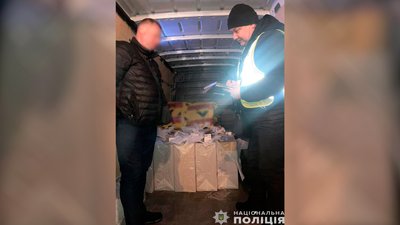 Правоохоронець виписує адмінпротокол щодо перевезення безакцизних цигарок у Чернігові Правоохоронець виписує адмінпротокол щодо перевезення безакцизних цигарок у Чернігові