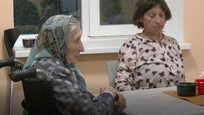 У Дніпрі волонтери зустрічають з потягів маломобільних людей з обстріляних міст