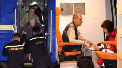 На Кіровоградщину приїхав другий евакуаційний потяг з Донеччини. Людей розселили в Олександрії На Кіровоградщину приїхав другий евакуаційний потяг з Донеччини. Людей розселили в Олександрії