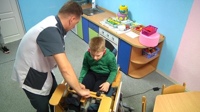 Крісло-вертикалізатор, розроблене та виготовлене у Житомирі, удосконалять Крісло-вертикалізатор, розроблене та виготовлене у Житомирі, удосконалять