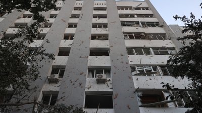 Вибиті вікна в будинку після обстрілу