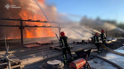 Пожежа, яка виникла внаслідок атаки РФ на Київщині