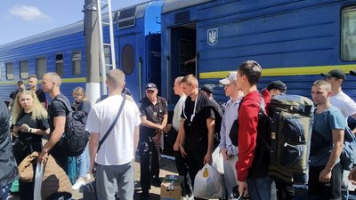До Франківська евакуювалися курсанти та викладачі Луганського університету внутрішніх справ До Франківська евакуювалися курсанти та викладачі Луганського університету внутрішніх справ