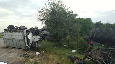 Трактор та вантажівка зіштовхнулися на Уманщині Трактор та вантажівка зіштовхнулися на Уманщині