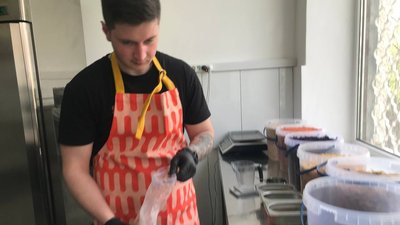 Тернопільський підприємець виграв грант і робить сухий борщ для ЗСУ Тернопільський підприємець виграв грант і робить сухий борщ для ЗСУ