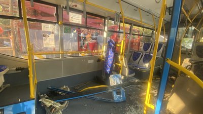 Тролейбус на місці ДТП, всередині. 11 жовтня 2024 року, Миколаїв Тролейбус на місці ДТП, всередині. 11 жовтня 2024 року, Миколаїв