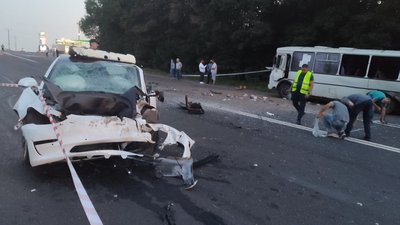 Наймолодшій травмованій пасажирці автобусу 27 років, найстаршому чоловіку - 78. Дані ще однієї пасажирки встановлюються. Фото: Суспільне. Наймолодшій травмованій пасажирці автобусу 27 років, найстаршому чоловіку - 78. Дані ще однієї пасажирки встановлюються. Фото: Суспільне.
