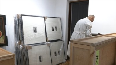 Обгортають та складають до дерев’яних контейнерів: у Черкасах картини рятують від війни Обгортають та складають до дерев’яних контейнерів: у Черкасах картини рятують від війни