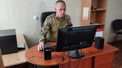 Військовий працює з компютером Військовий працює з компютером