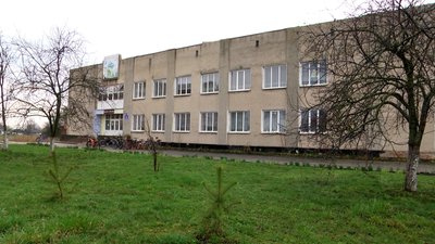 На Житомирщині жителі села Камінь перекривали дорогу, протестуючи проти оптимізації місцевої школи На Житомирщині жителі села Камінь перекривали дорогу, протестуючи проти оптимізації місцевої школи