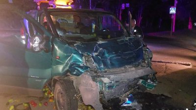 У Миколаєві зіштовхнулись два мікроавтобуси: вісім людей травмовані
