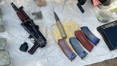 У Києві викрили іноземців, які збували підроблену валюту та вогнепальну зброю У Києві викрили іноземців, які збували підроблену валюту та вогнепальну зброю
