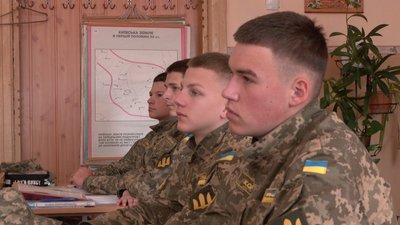 "Готова до того, що мене зможуть мобілізувати". Як змінилось навчання у військово-спортивному ліцеї Чернівців "Готова до того, що мене зможуть мобілізувати". Як змінилось навчання у військово-спортивному ліцеї Чернівців
