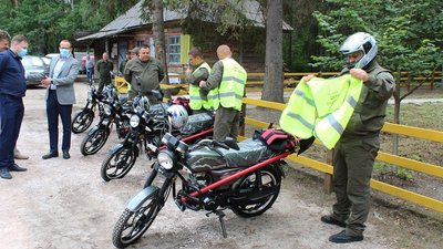 На Житомирщині запустили пілотний проєкт: лісгосп патрулюватимуть на мотоциклах На Житомирщині запустили пілотний проєкт: лісгосп патрулюватимуть на мотоциклах