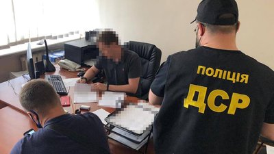 Посадовця Запорізької ОДА викрили на хабарі