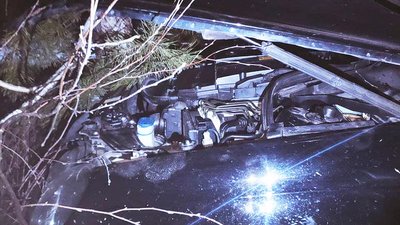 На Житомирщині вантажівка згубила колесо, яке влетіло в легковик, що з'їхав у кювет На Житомирщині вантажівка згубила колесо, яке влетіло в легковик, що з'їхав у кювет