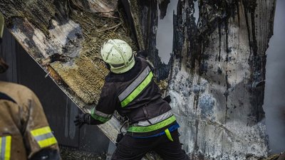 Рятувальник розбирає завали на пожежі на приватному підприємстві у Харкові Рятувальник розбирає завали на пожежі на приватному підприємстві у Харкові