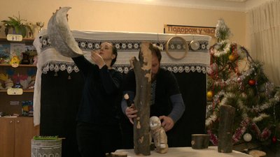 "Івасик-Телесик" на новий лад: дітям показали лялькову виставу у прифронтовому селі Донеччини "Івасик-Телесик" на новий лад: дітям показали лялькову виставу у прифронтовому селі Донеччини