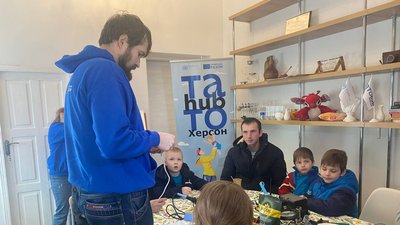 Вчились з дітьми ремонтувати техніку. У Херсоні відбувся майстер-клас для татусів Вчились з дітьми ремонтувати техніку. У Херсоні відбувся майстер-клас для татусів