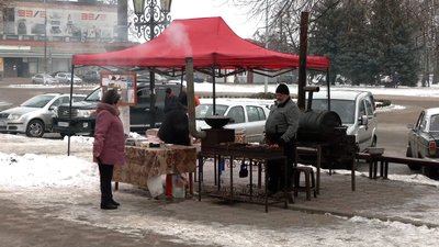 Годують людей шашликом та пловом: історія сім’ї Дегтярів, які переїхали з Луганщини на Новгород-Сіверщину