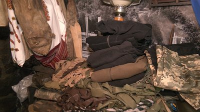 "Мені головне, аби перемога була". Чоботар з Косова передає взуття для бійців на фронт