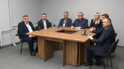 Задля розвитку бізнесу. Сім громад Франківщини підписали угоду про співпрацю