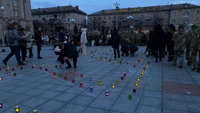 перфоманс та свічки пам'яті 24 лютого перфоманс та свічки пам'яті 24 лютого