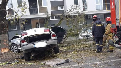 У Львові легкове авто в'їхало у дерево: водій помер