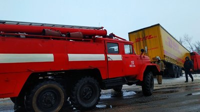 На Чернігівщині рятувальники вивільнили дві вантажівки