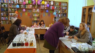 У бібліотеці Житомира проходять заняття з писанкарства У бібліотеці Житомира проходять заняття з писанкарства