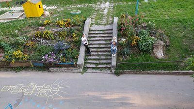 Опале листя жителі одного з будинків Світловодська використовують, як мульчу Опале листя жителі одного з будинків Світловодська використовують, як мульчу