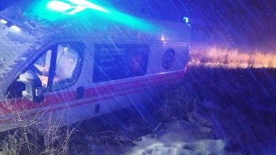 Снігопад на Харківщині: автомобіль швидкої застряг у кюветі Снігопад на Харківщині: автомобіль швидкої застряг у кюветі