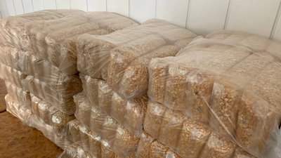 Борошно та горох: в терцентрі Луцька видають продовольчу допомогу від ООН Борошно та горох: в терцентрі Луцька видають продовольчу допомогу від ООН