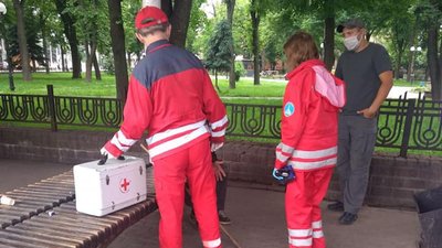 У Франківську серед вулиці врятували двох п’яних чоловіків