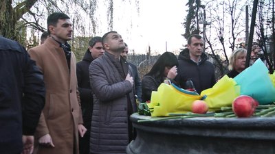 У Хмельницькому вшанували пам'ять жертв Голодомору. У Хмельницькому вшанували пам'ять жертв Голодомору.