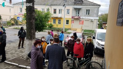 У райцентрі на Рівненщині підприємці прийшли до мера просити про відкриття ринку У райцентрі на Рівненщині підприємці прийшли до мера просити про відкриття ринку
