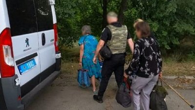 На Запоріжжі поліцейські допомогли евакуюватися трьом жителям Павлівки
